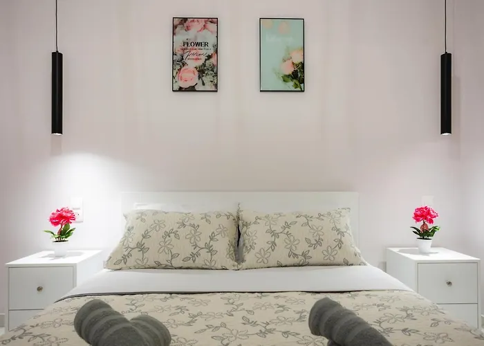 Ninas Pool I * Virós