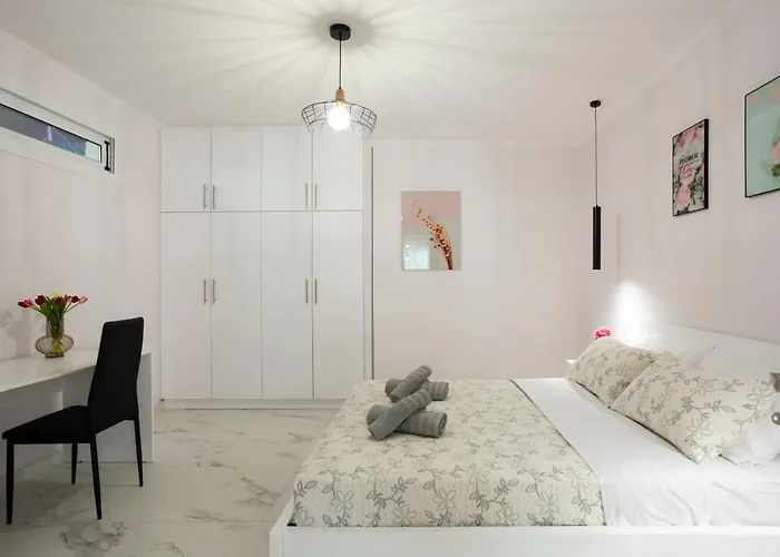 Ninas Pool I * Virós