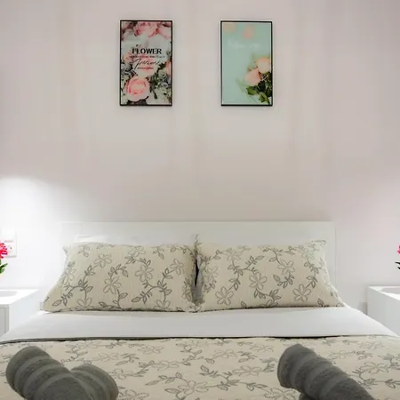 Ninas Pool Residence I * Viros