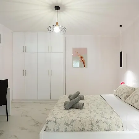 Ninas Pool Residence I * Viros