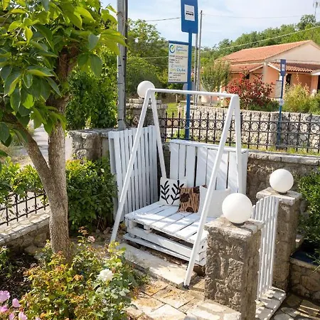 Ninas Pool Residence I * Viros