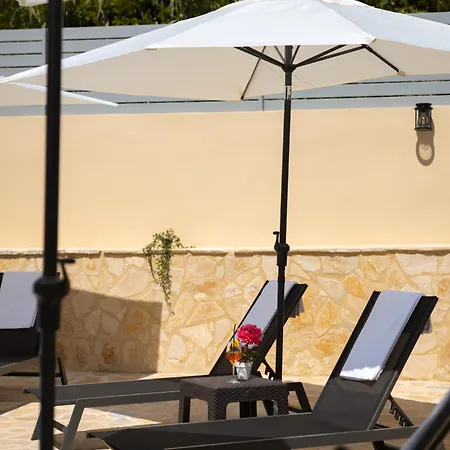 Ninas Pool I * Βιρός