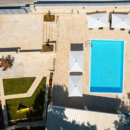 Ninas Pool I * Βιρός