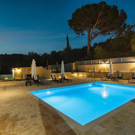Ninas Pool I *