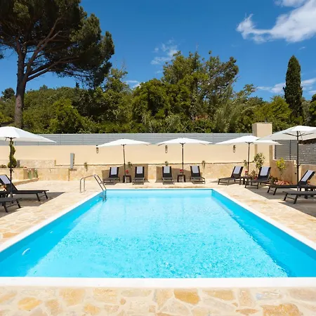 Ninas Pool I * Βιρός